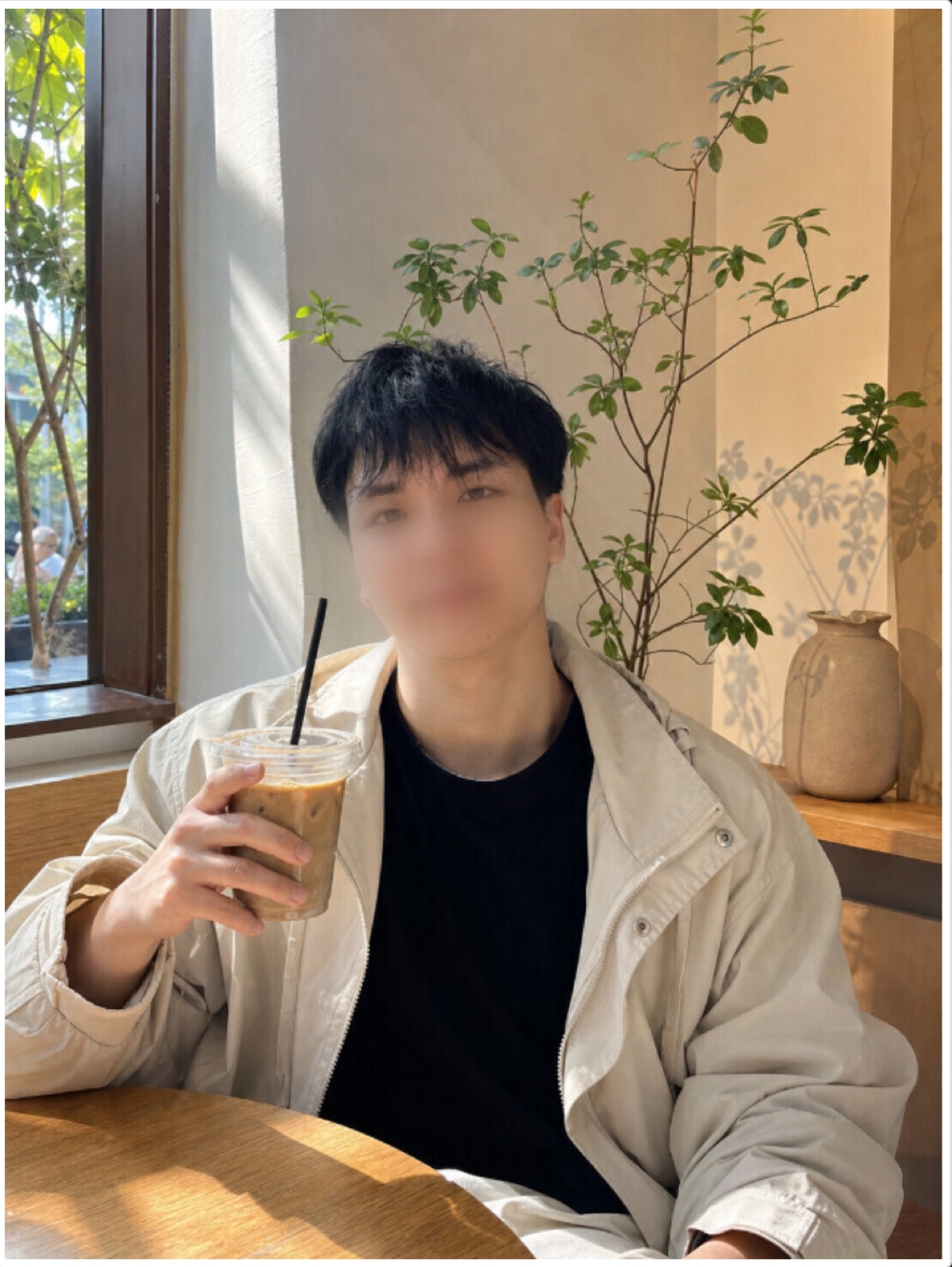 Casual daylight portrait of Gael in a cafe